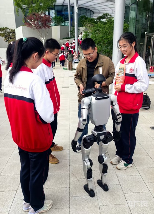 2025怀柔科学城“共享未来”系列科普活动之“拥抱智能时代”举办 
